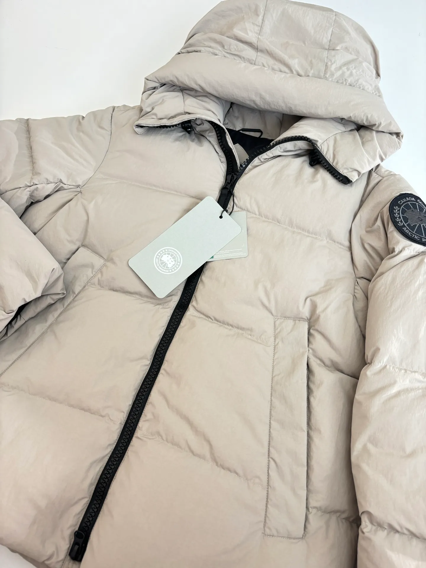 P1010 Canada Goos*/Big Goose Rubber Label Matte Down Jacket The fabric is made of high-quality protective nylon fabric, 90 national standard high-quality white duck down: selected high-fill power velvet, light and warm, with excellent temperature locking performance and good resilience. Three-dimensional quilting technology and precision thread reinforcement prevent lint from being drilled and ensure that the fluffy and resilient elasticity lasts like new.  Size：S/M/L/XL